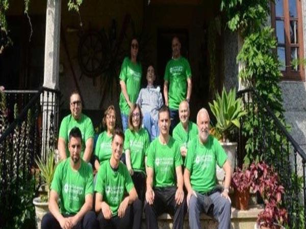 Cangas celebra o Día Mundial da ELA con andaina, natación e edificios en verde