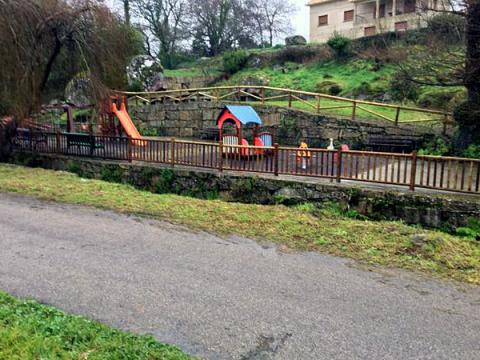  Posta a punto do parque infantil de Socotelo