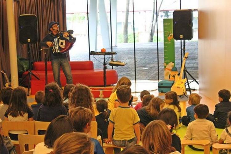 PACO CONTRERAS presenta: CONCERTO - OBRADOIRO INFANTIL "BRINCA VAI! DE AQUÍ A ACOLÁ!